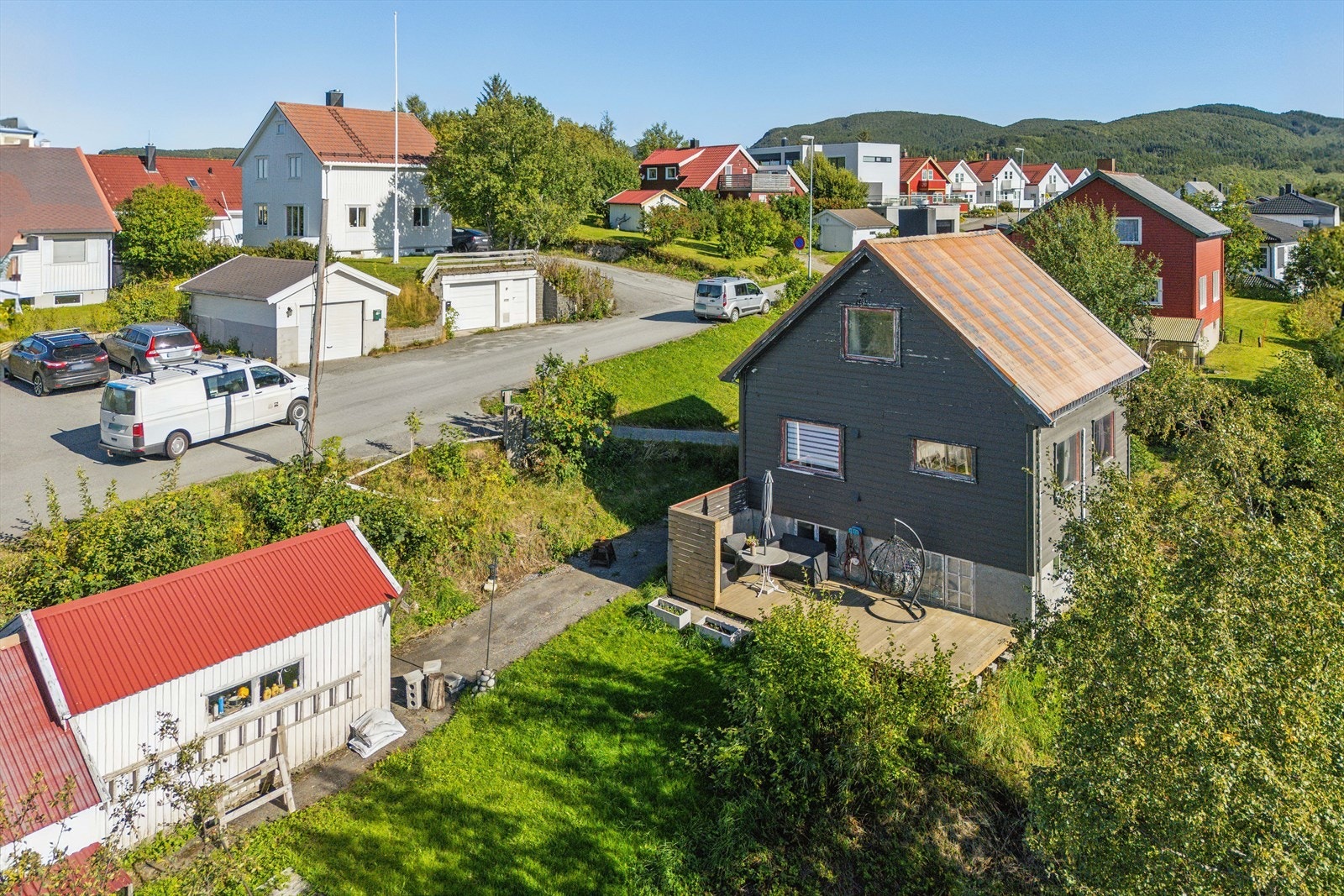 Enebolig med nærhet til Jensvoll handelsplass. Området består av variert boligbebyggelse, og med store tur- og friluftsområder i umiddelbar nærhet. Galleribilde