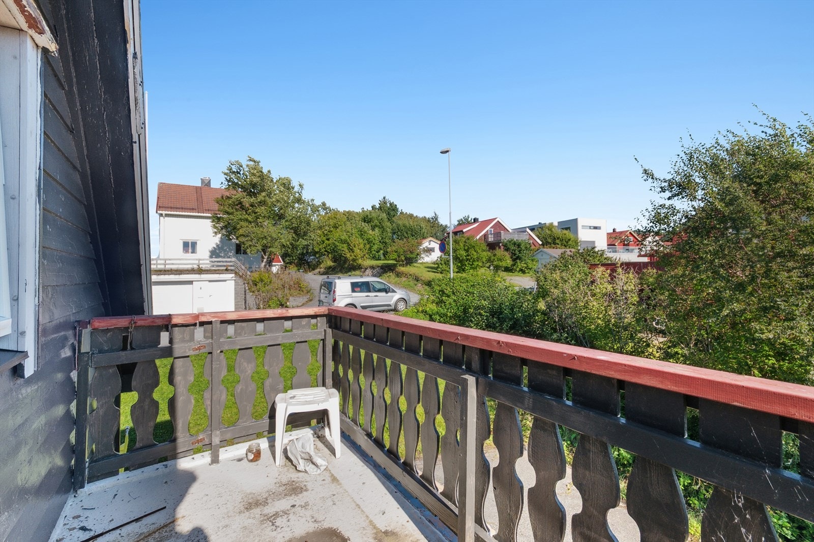 Solrik balkong til glede på gode og varme sommerdager. Galleribilde