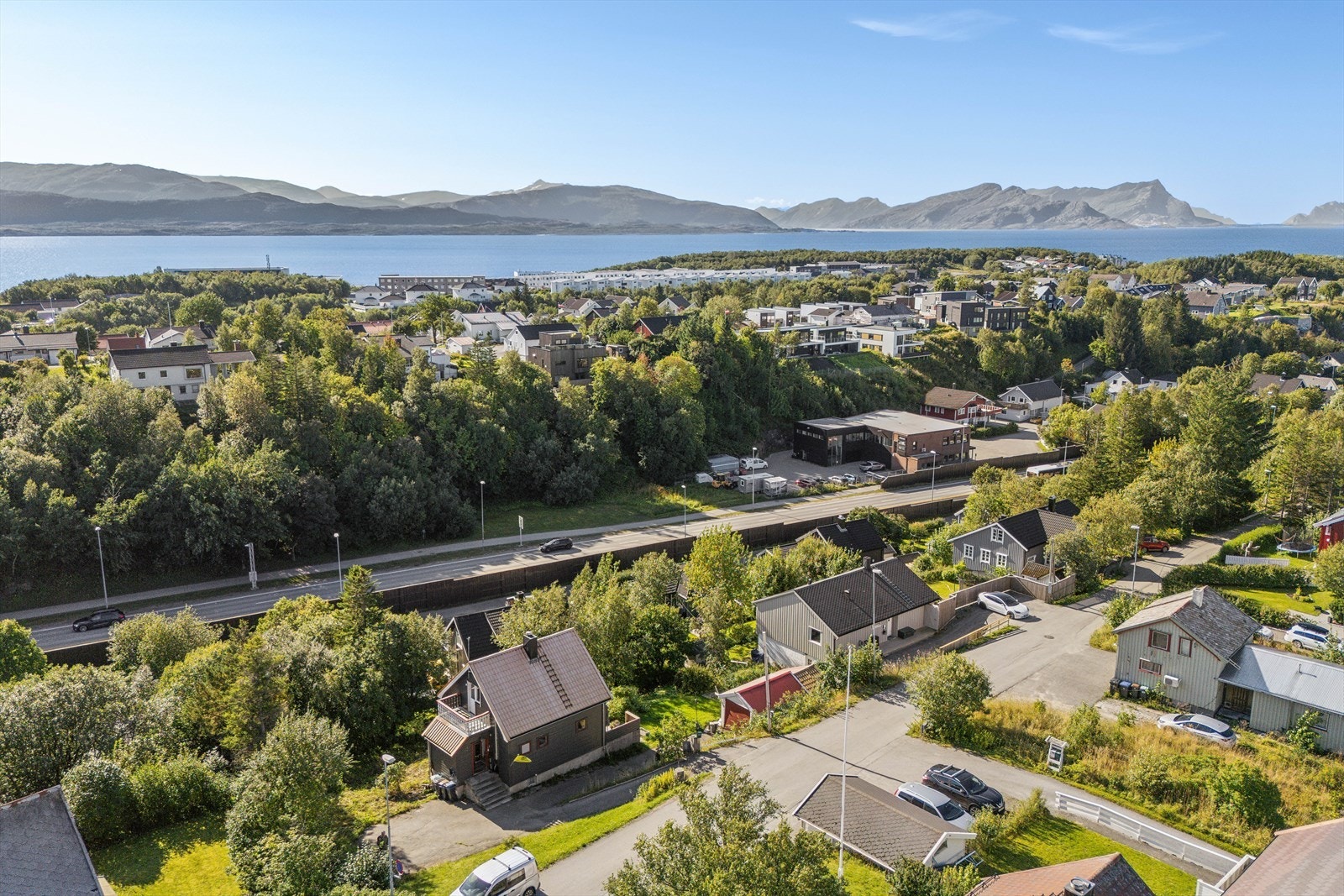 Offentlig transport er lett tilgjengelig med Bodø stasjon kun 8 minutters kjøretur unna, og Bodø lufthavn ligger 9 minutter fra eiendommen. Galleribilde