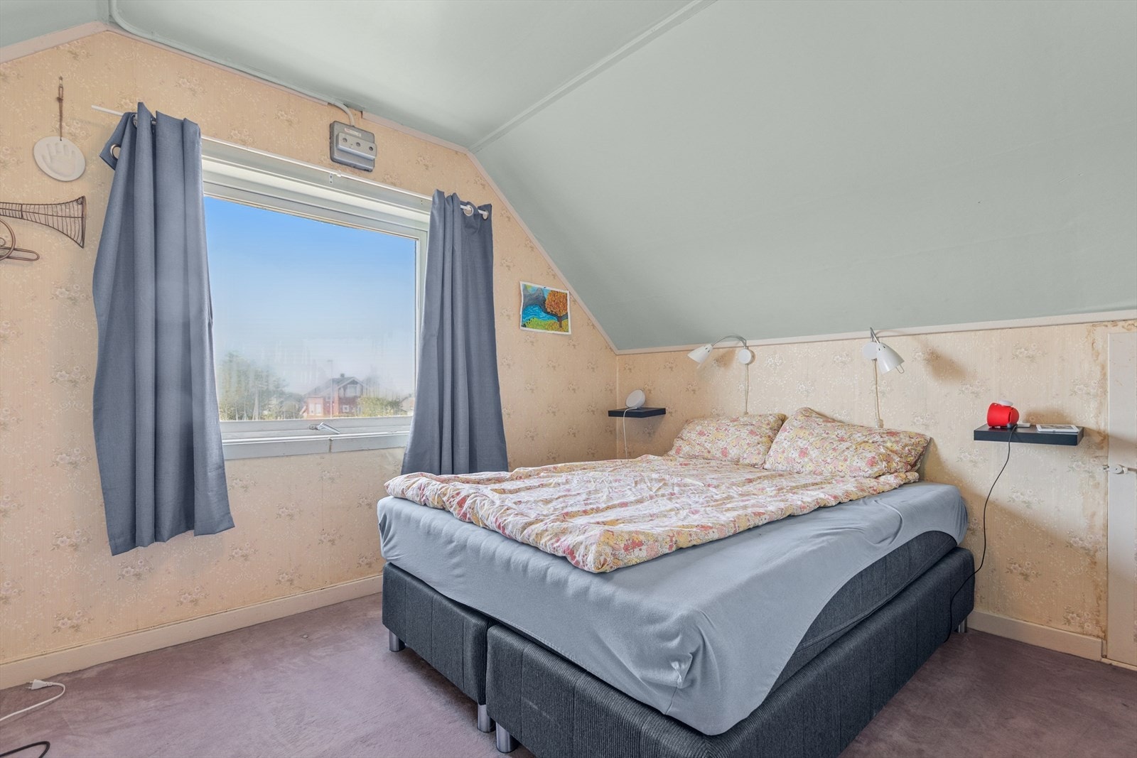 Lyst og romslig soverom med god plass til dobbeltseng og ønsket møblement. Galleribilde