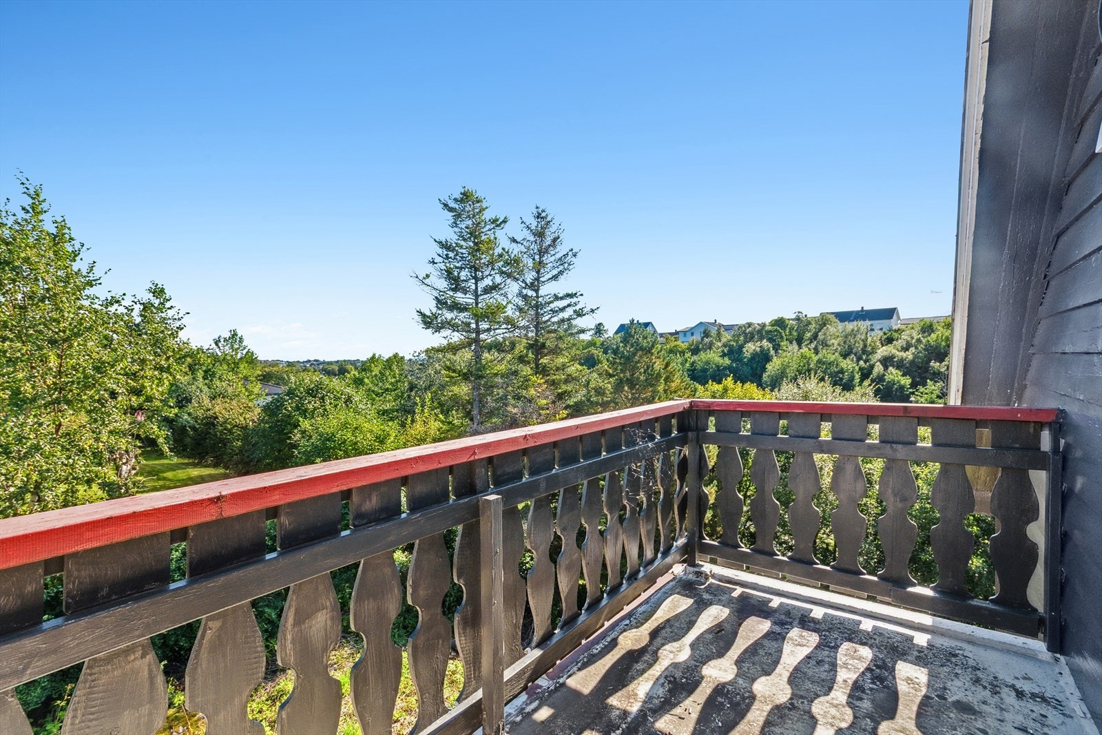 Fin utsikt over tomten fra balkongen. Galleribilde