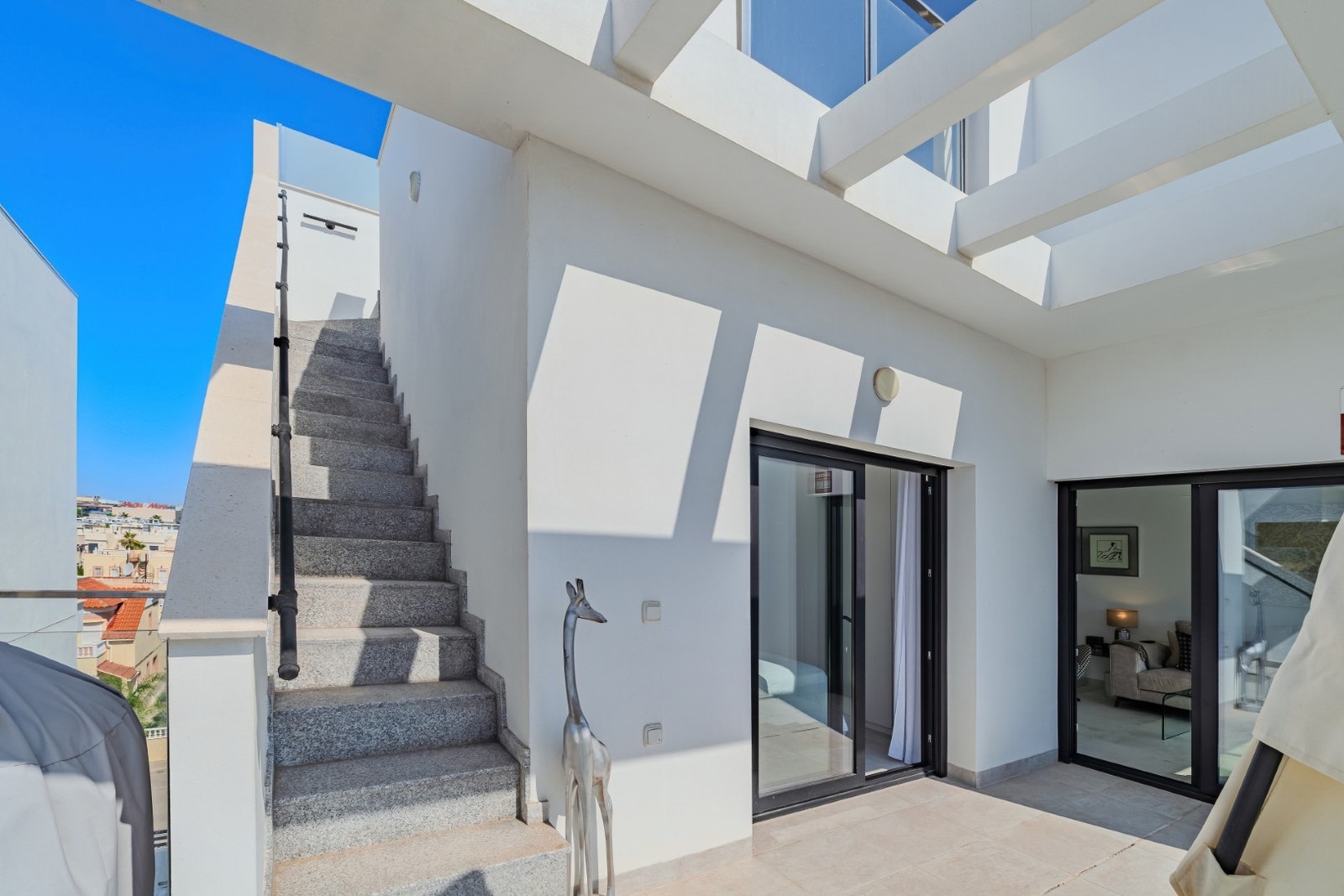 Fra terrassen går det en trapp opp til takterrassen Galleribilde