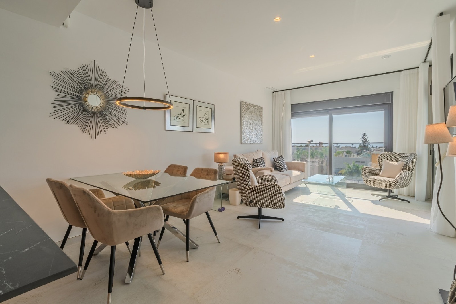 Stue med åpen kjøkken løsning Galleribilde