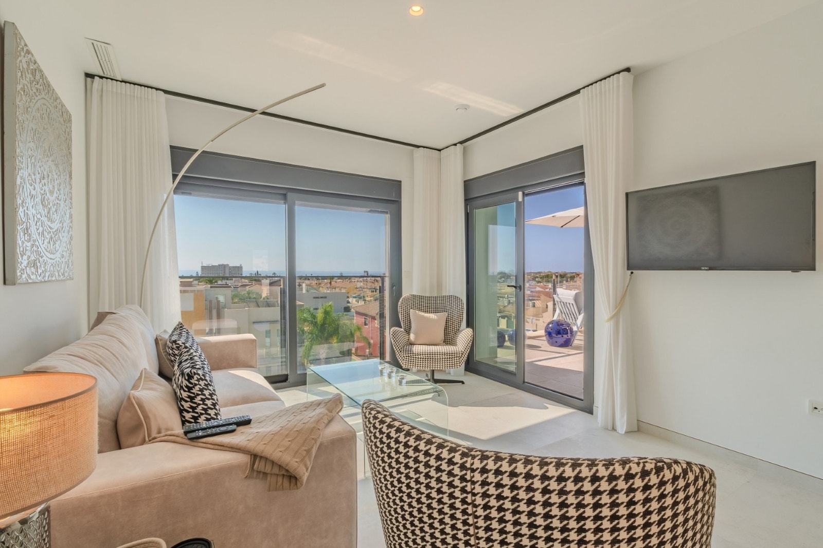 Stuen har mye naturlig lys Galleribilde