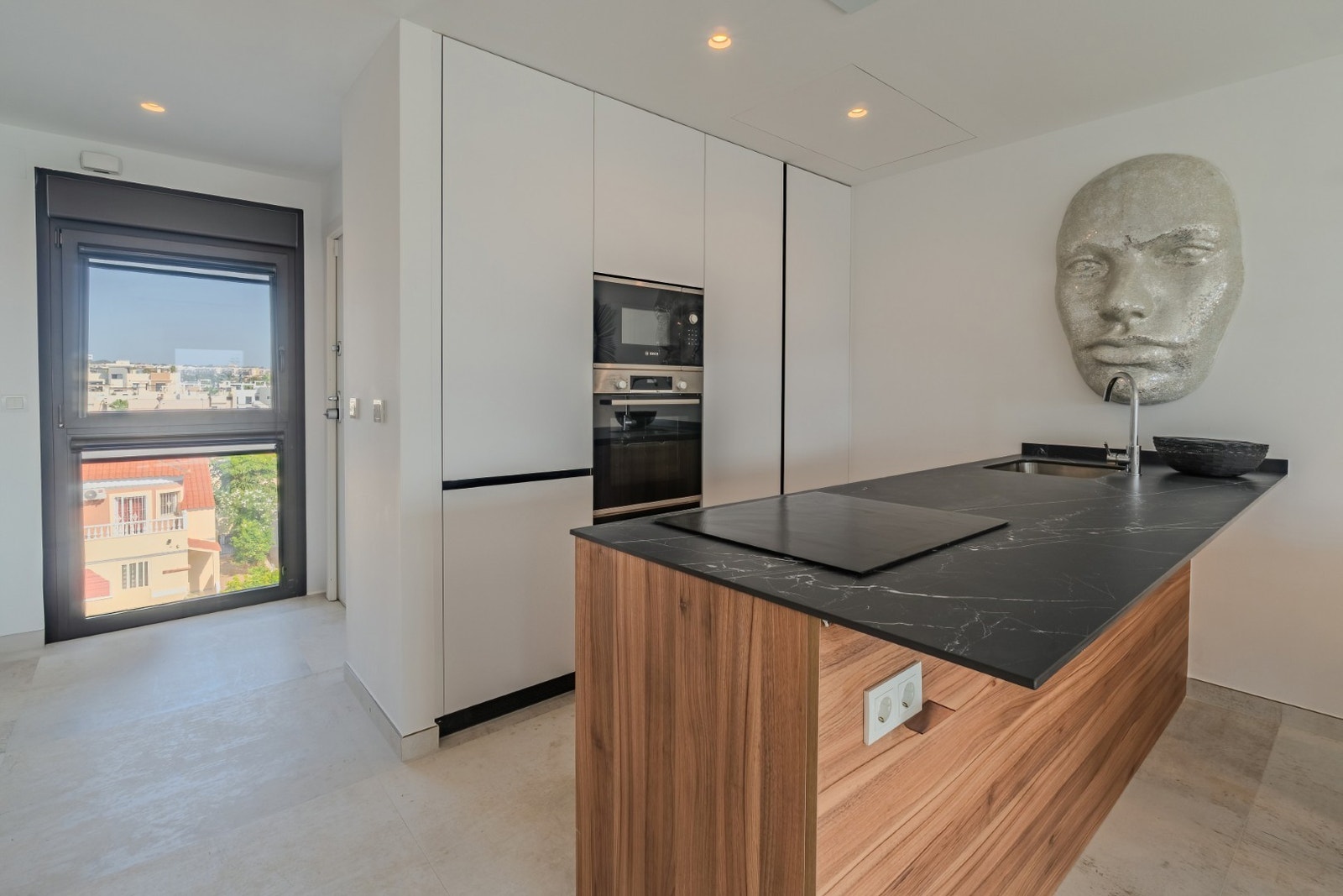 Kjøkken med integrerte hvitevarer Galleribilde