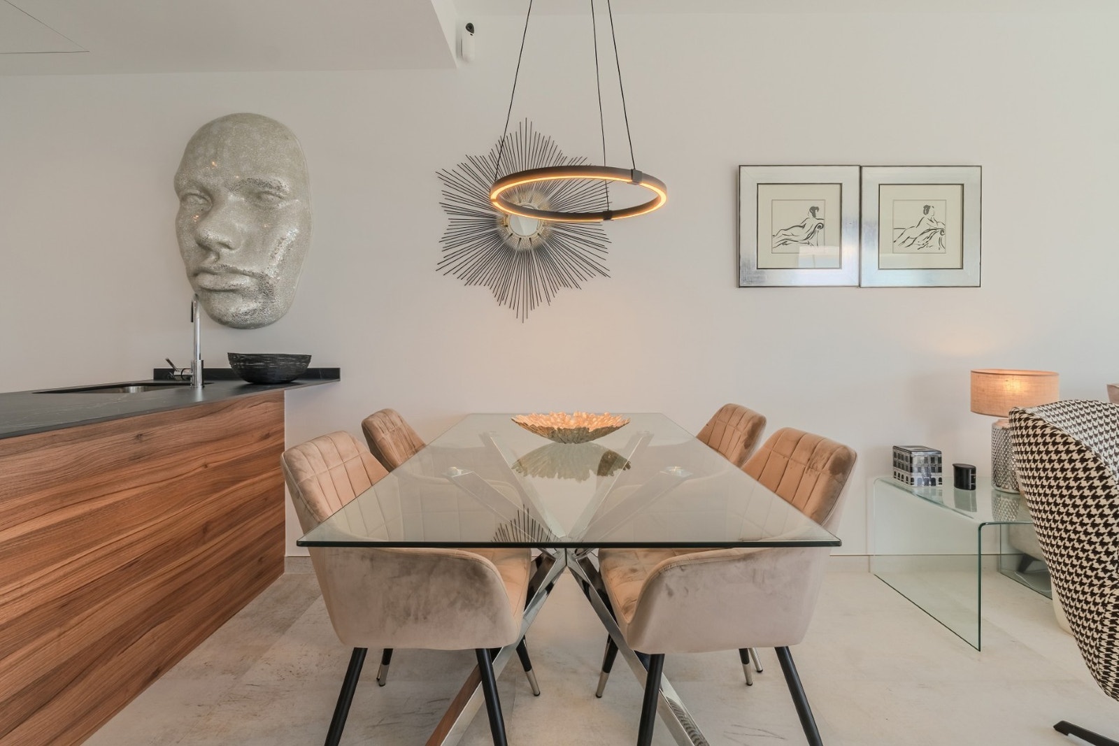 Stue med åpen kjøkken løsning Galleribilde