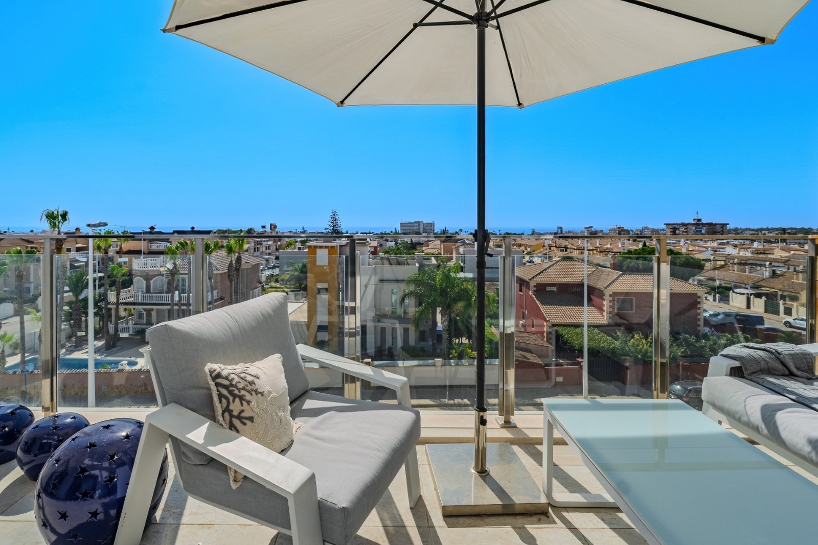 Terrasse utenfor stue og soverom Galleribilde