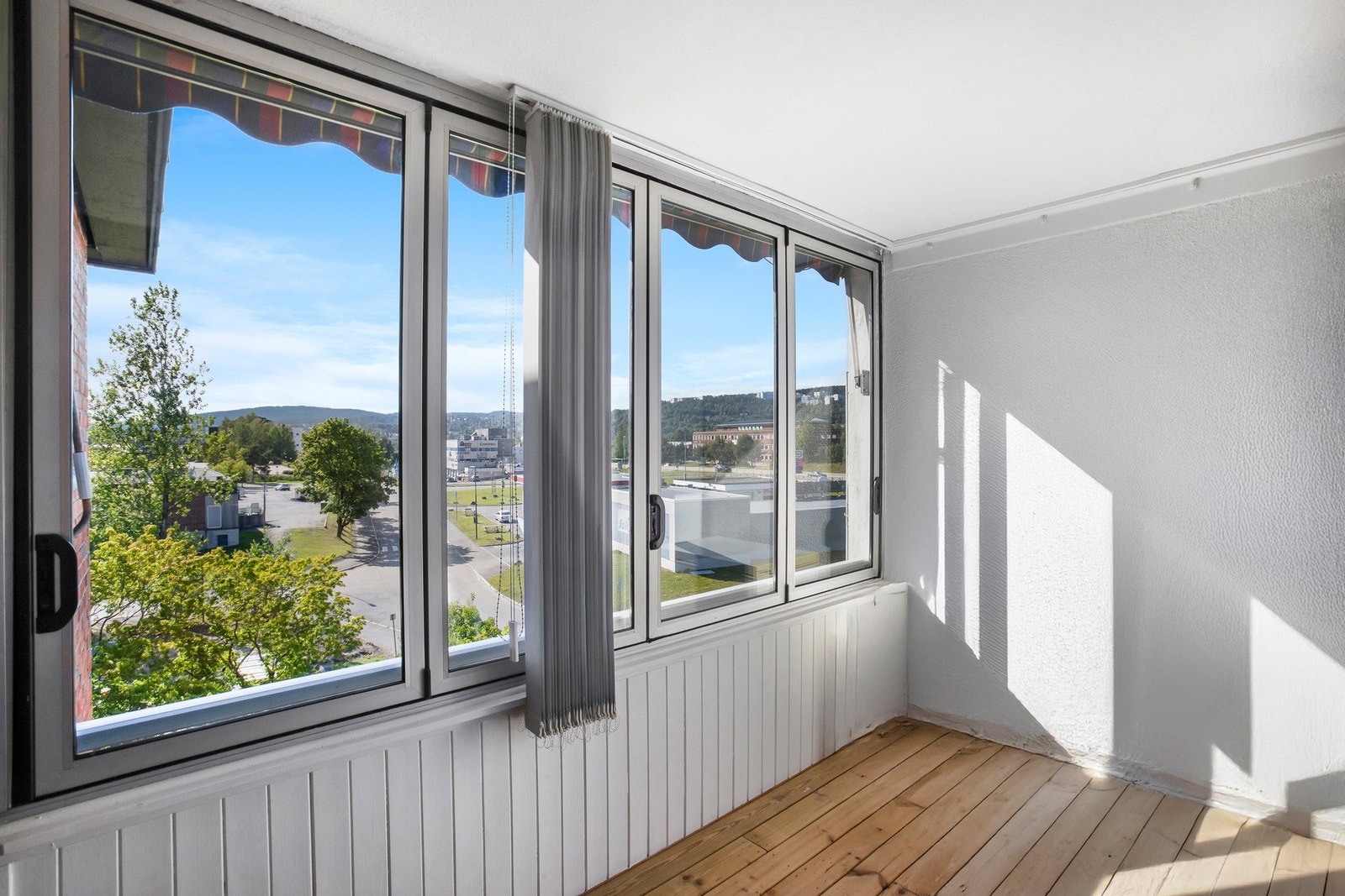 Flott uteplass med utsyn mot nærområdet. Galleribilde