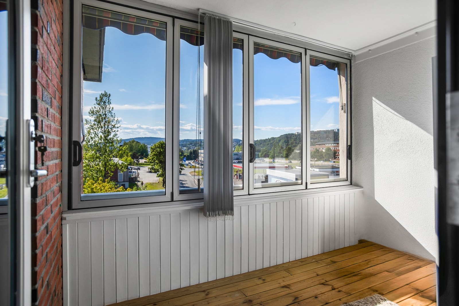 Vestvendt og innglasset balkong som kan brukes store deler av året. Galleribilde