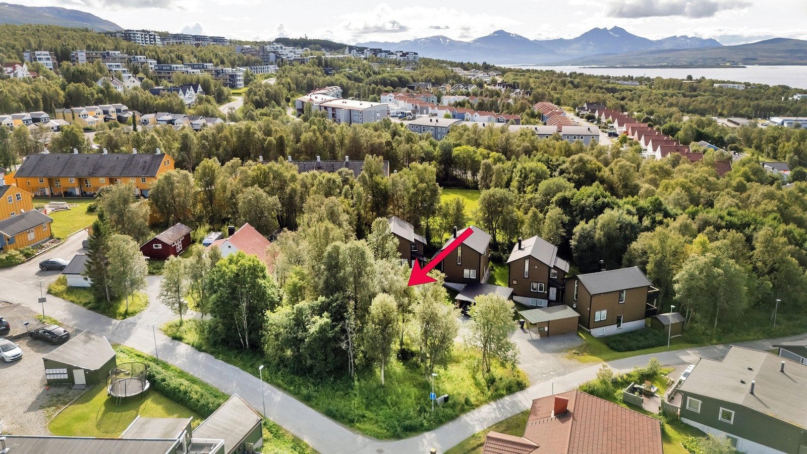 Tomten ligger i et veletablert og rolig område Galleribilde