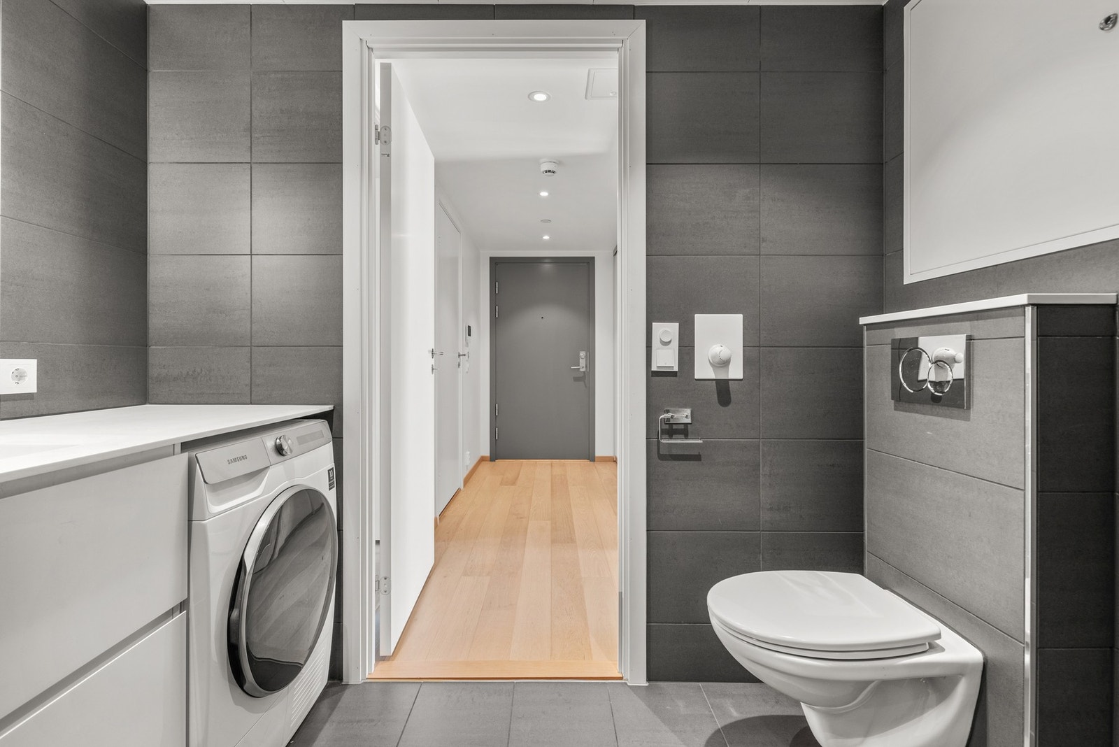 Vegghengt toalett og hylle over sisternen. Galleribilde