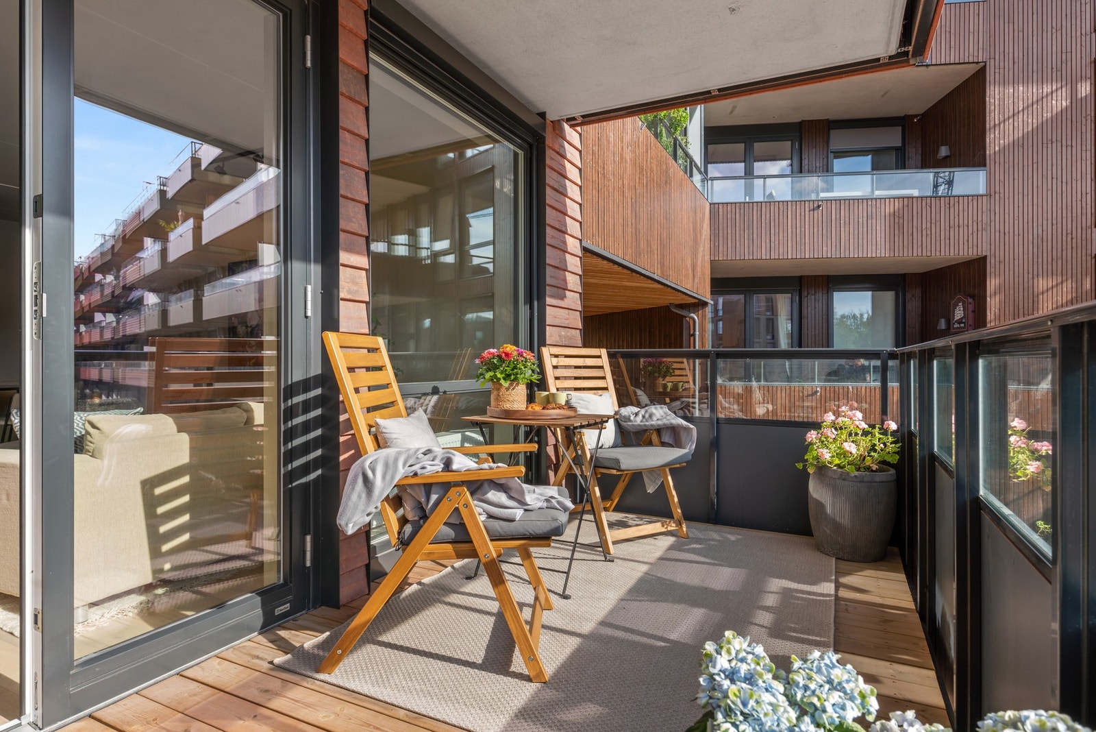 Stor og deilig balkong som har gode dimensjoner. Her kan det stå både sofagruppe og spisemøblement til en familie. Galleribilde