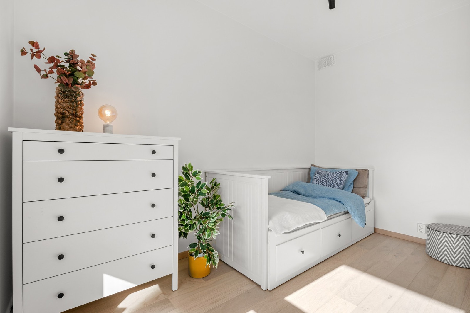 Soverom III som har skyvedør mot stuen. Galleribilde