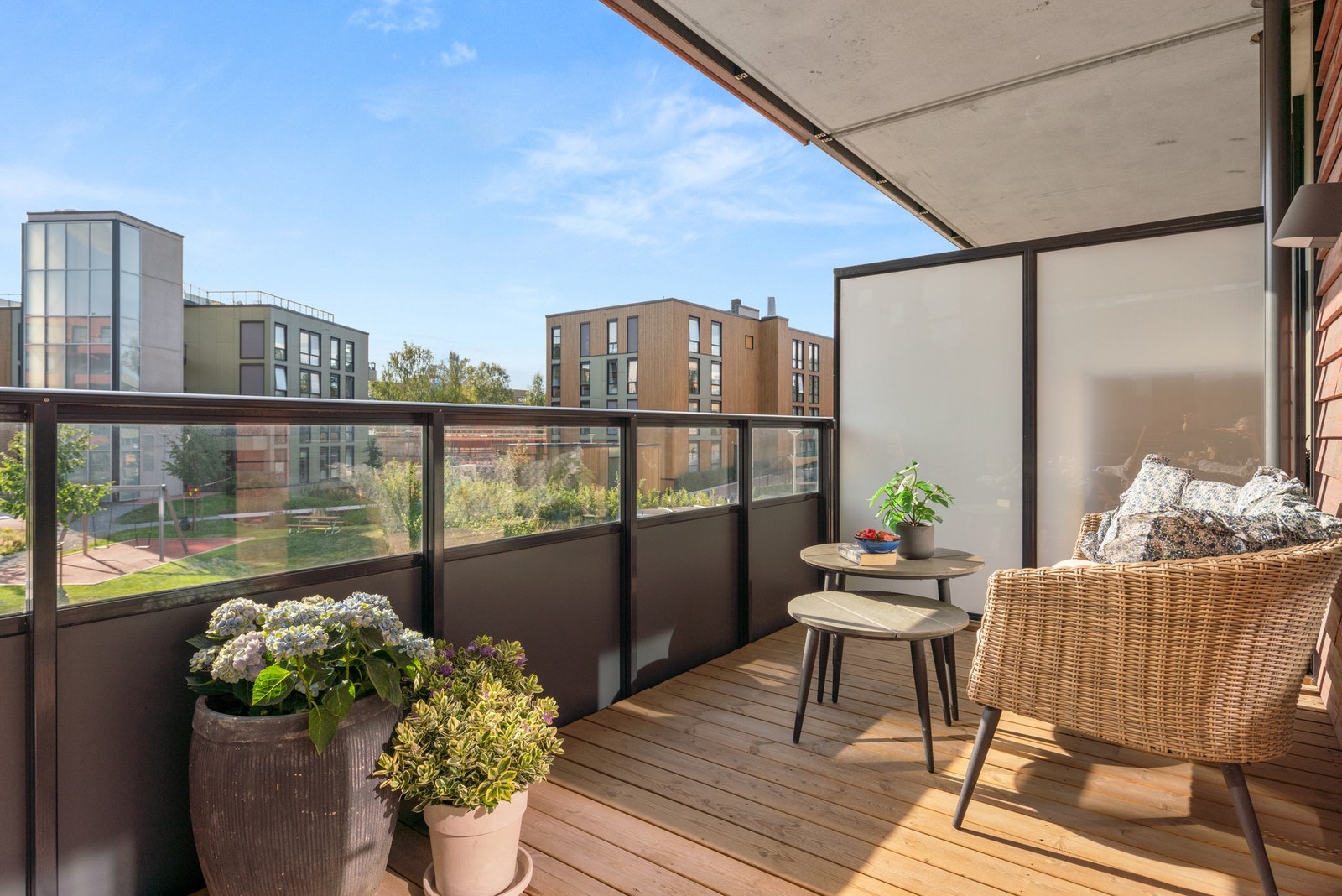 Åpent og fint utsyn ut til borettslagets store og grønne gårdsrom. Leiligheten har ingen gjenboere som har innsyn til stuen. Galleribilde