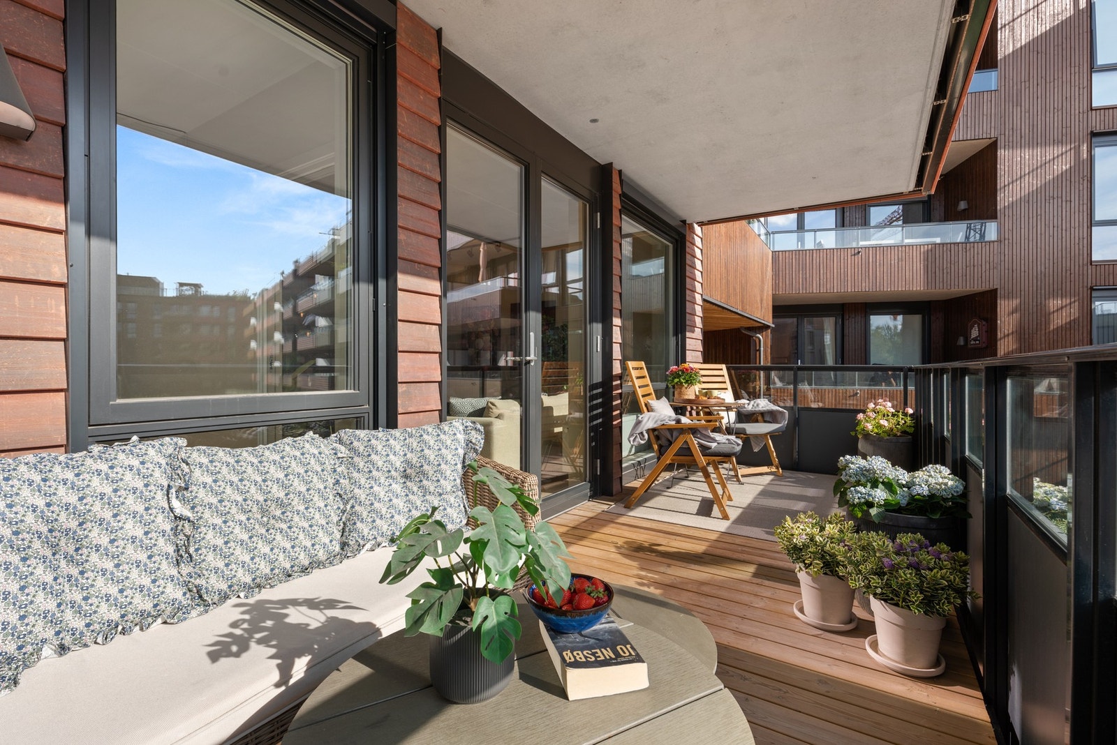 Overbygd balkong som har lang sesong. Sol fra midt på dagen til sent på kveld. Galleribilde