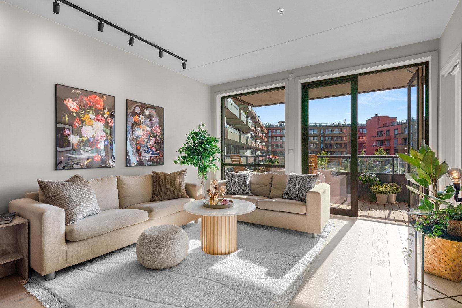 Strøken, gjennomgående, lys og pen leilighet med sydvestvendt stue og stor balkong. Galleribilde