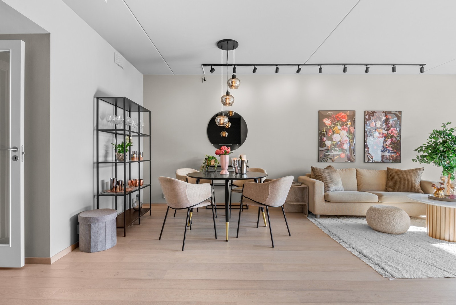 Lekre eikegulv i hele leiligheten. Flotte lyskilder i kraft av takskinner med spotter i stue og kjøkkensone. Galleribilde