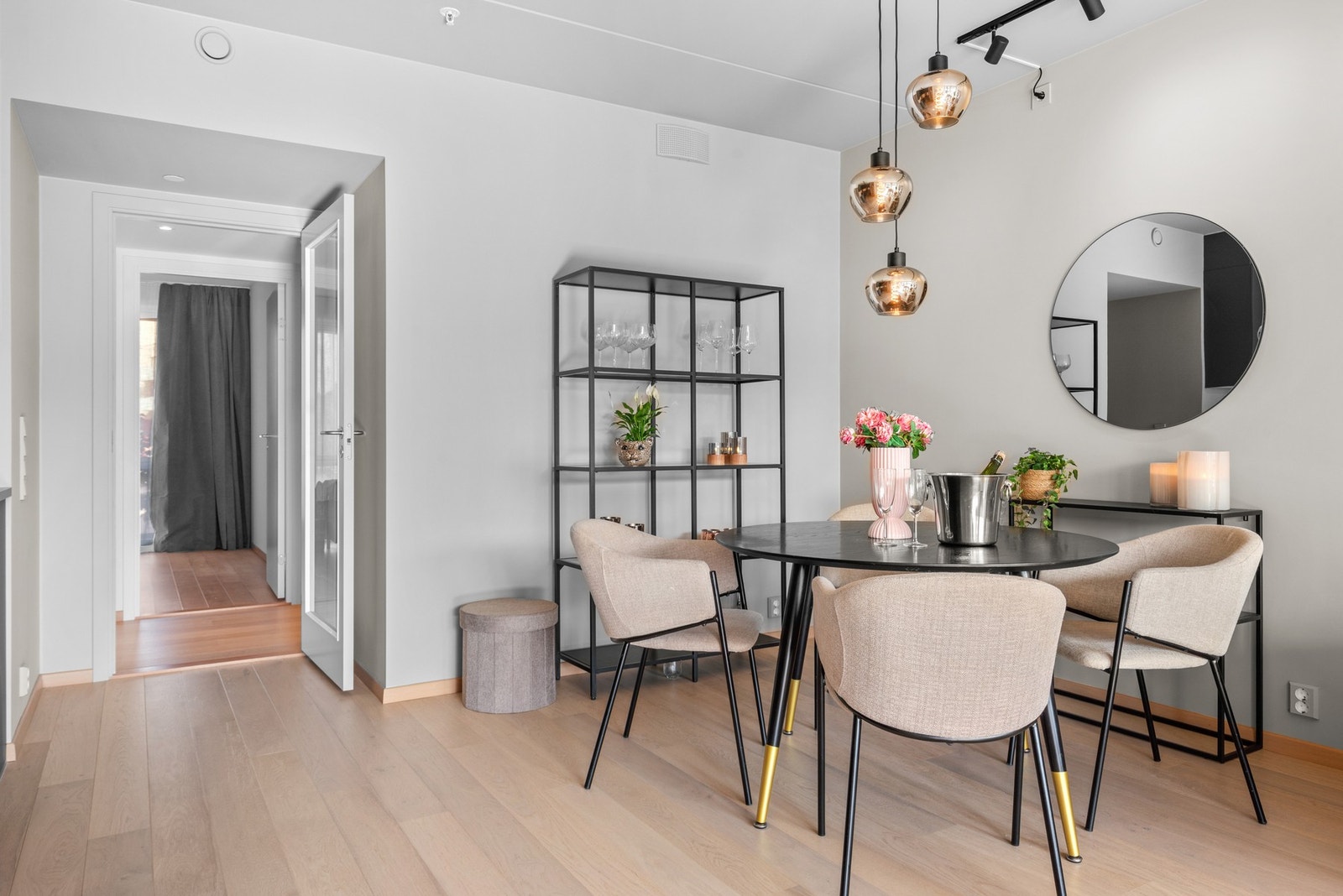 Fin plass til spisestue nær kjøkkenet. Skinner med spotter i himlingen medfølger. Lampepunkt for taklampe over spisebordet. Galleribilde