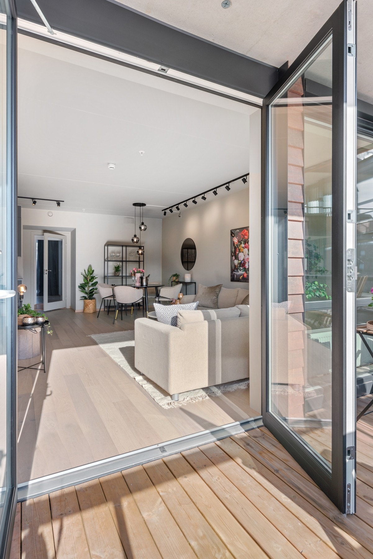 Tofløyet dør ut til balkongen, og stuedør med glass. Pent tregulv på balkongen. Galleribilde