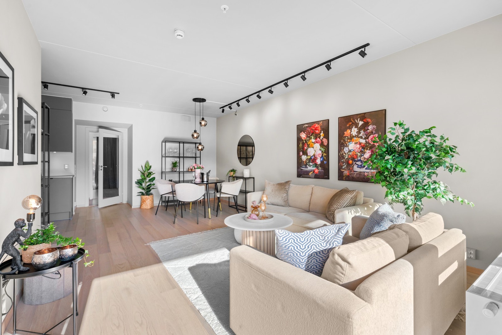 En lys og hyggelig stue som er lett å møblere på ulike måter. TV-uttak på venstre vegg. Galleribilde