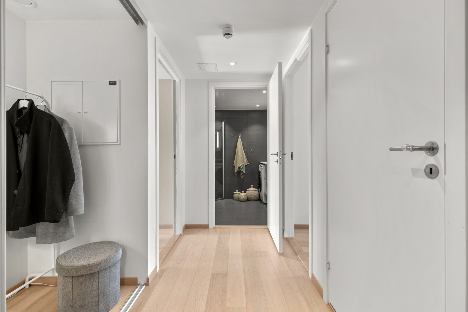 Entréen sett fra inngangsdøren. Downlights i himlingen. Galleribilde