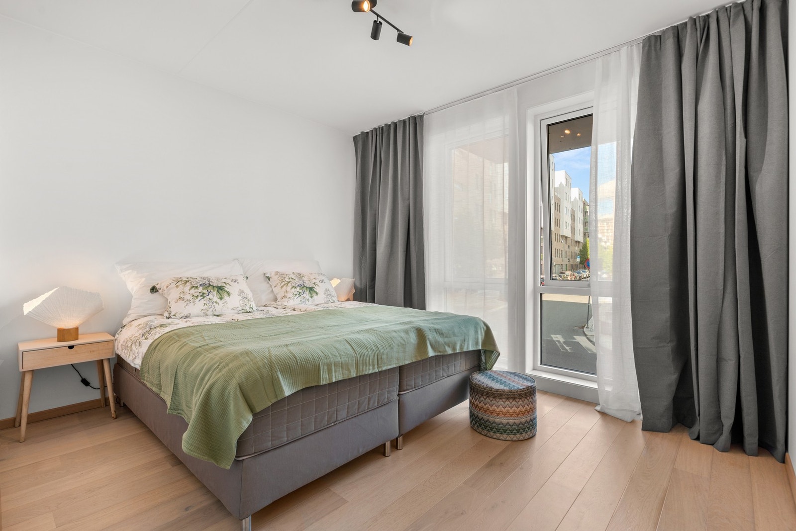 Hovedsoverom med god plass til nattbord og skapvegg. Fin vindusvegg mot Petersborgplassen. Galleribilde