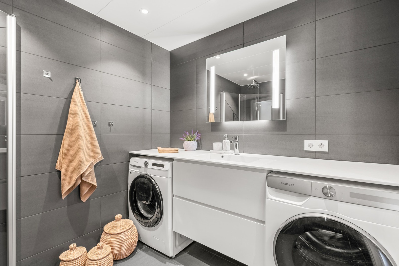 Den gode lange servantplaten gjør klesvasken lettere å håndtere. Fin plass også til tørkestativ. Galleribilde