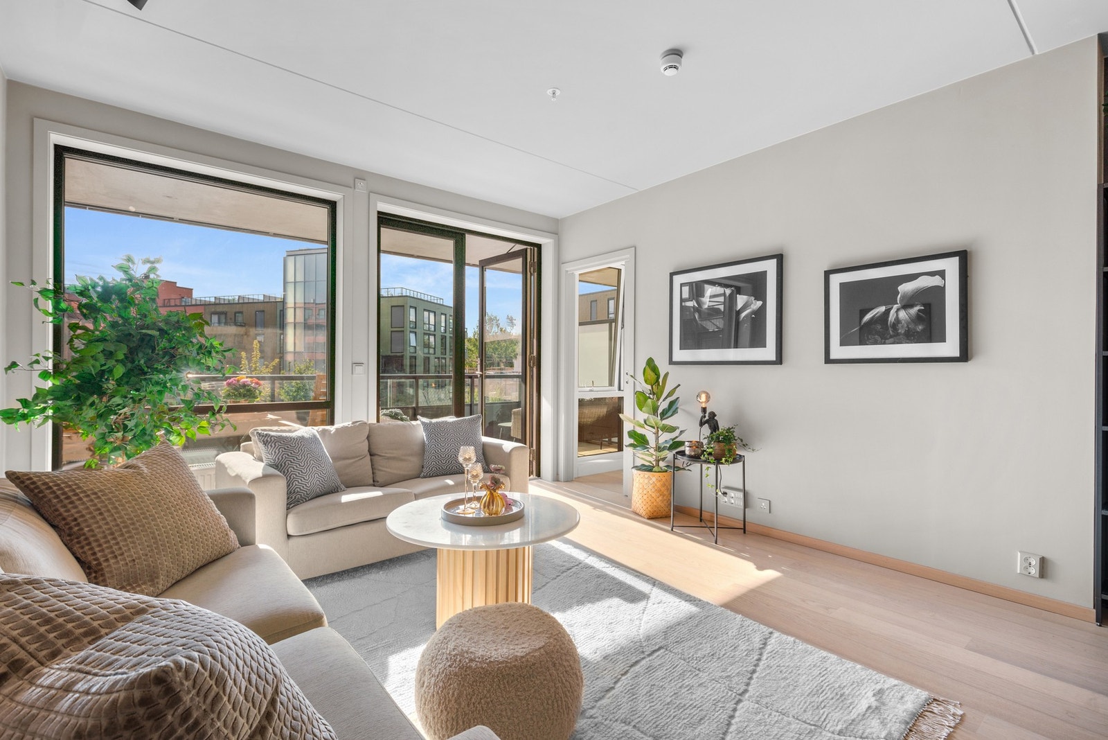 Rolig og solrik leilighet med fint utsyn og god avstand til øvrig bebyggelse - på begge sider i leiligheten. Galleribilde