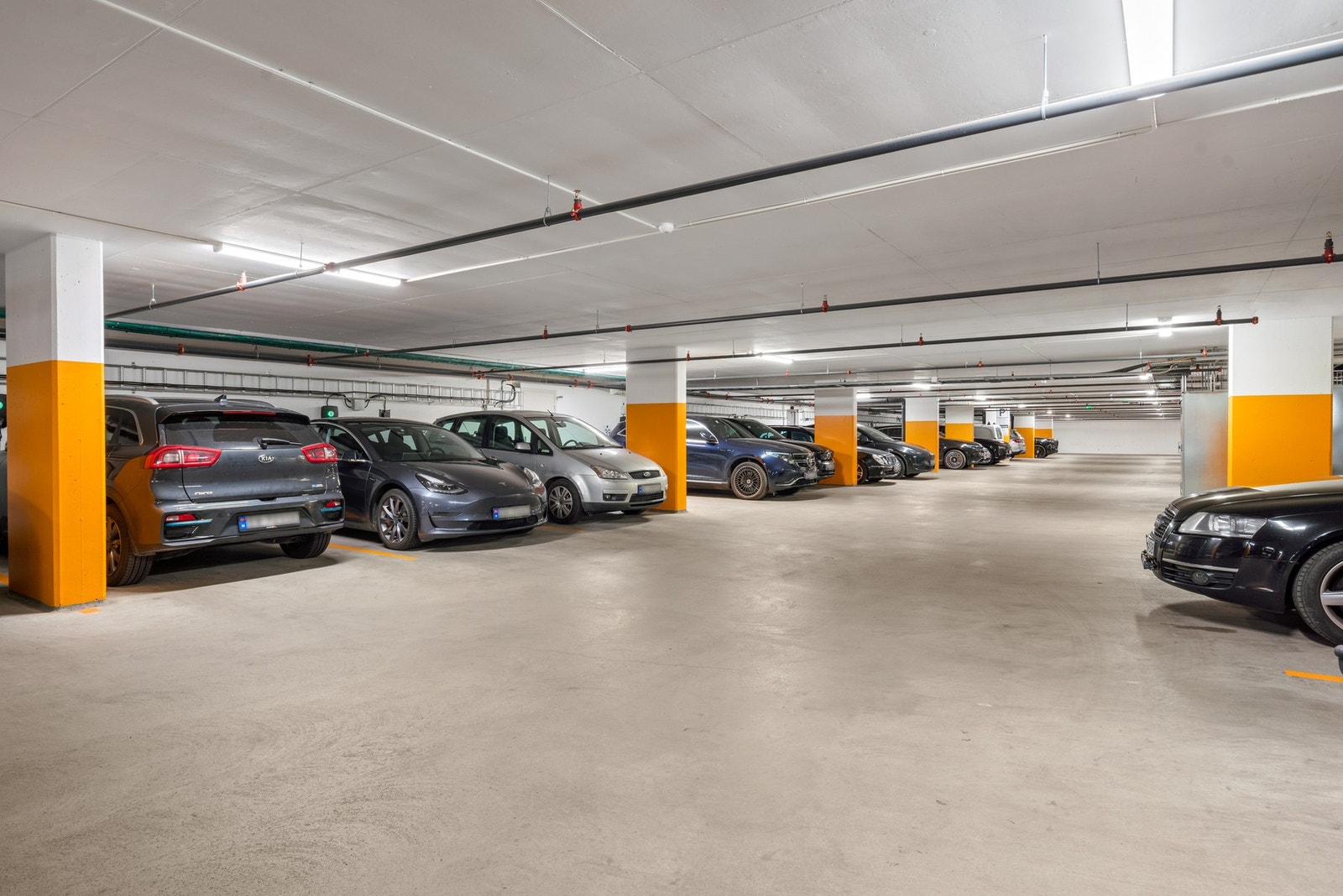 Garasjeplass med ladeboks. Herfra er det kort vei inn til kjellerboden. Adkomst til sykkelrom. Mulig å leie flere p-plasser. Galleribilde