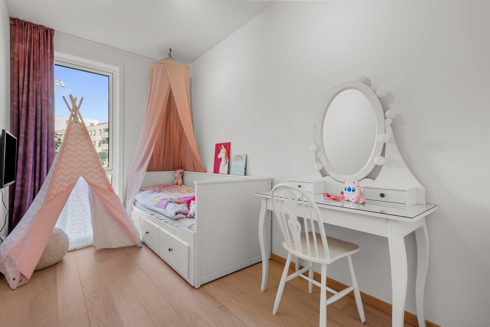 Soverom II med vindu mot Petersborgplassen. Galleribilde