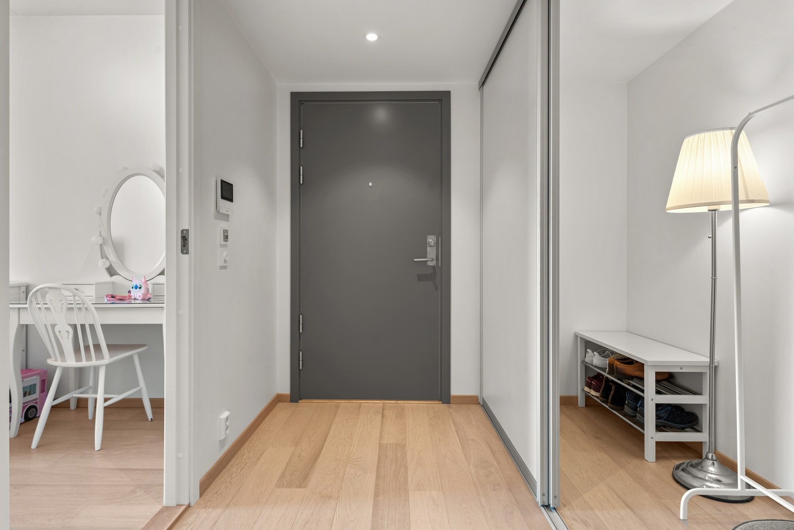 Entré med portåpneranlegg og skyvedør inn til bod/garderobe. Galleribilde