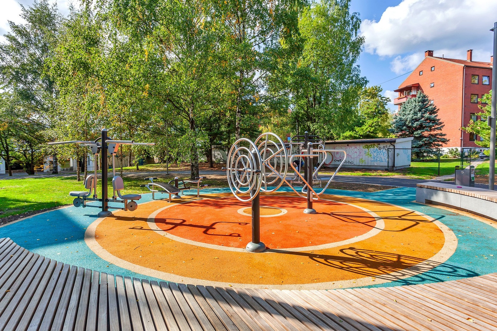 Vestre Grøntdrag som grenser til borettslagets eiendom har gang- og sykkelvei og treningsapparater. Et fint sted å gå på tur uten biltrafikk. Galleribilde