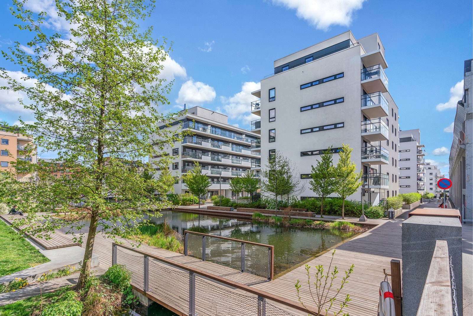 Bydelen preges av fine uterom med åpen Hovinbekk og vannspeil med fugleliv. Galleribilde