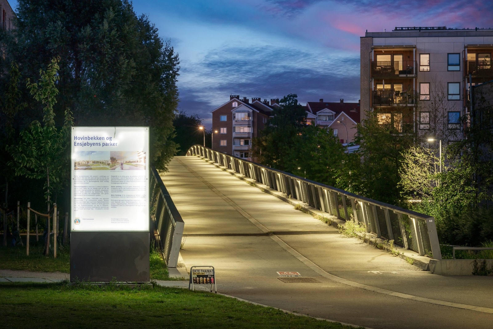Gangbroen over Grenseveien er en fin turvei nordover til området Hovin med stort grøntareal, Hovindammen og Teglverksdammen. Galleribilde