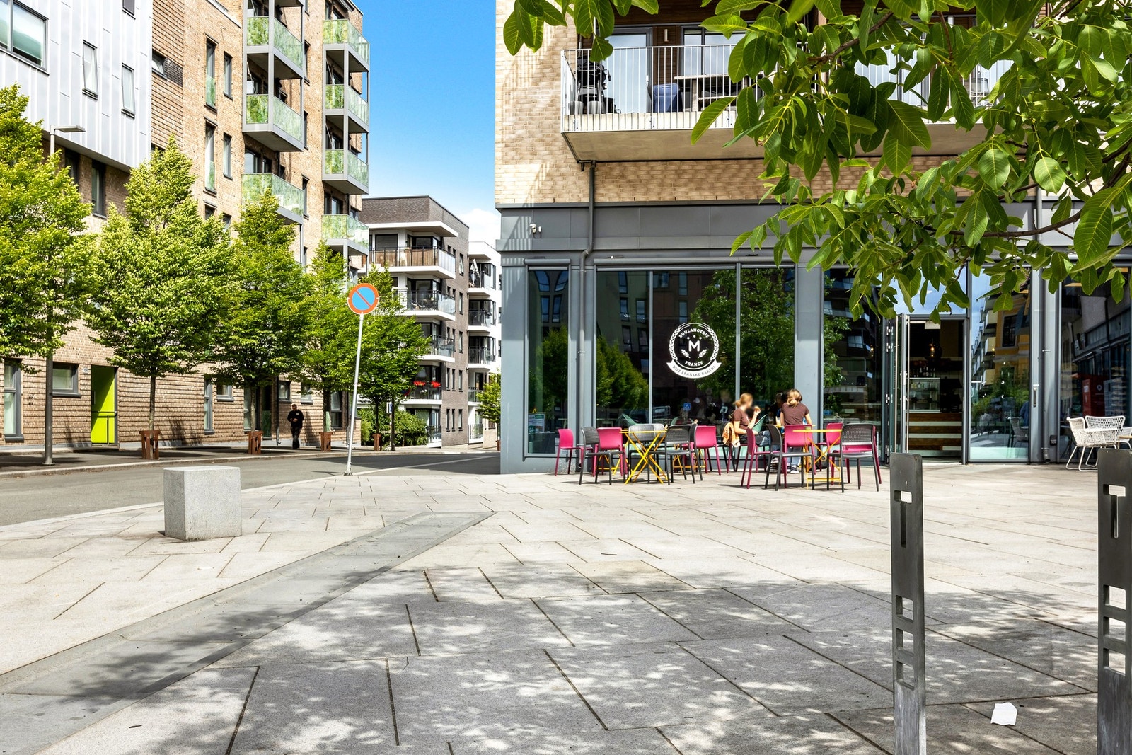 Rett utenfor døren ligger Petersborgplassen med franske Boulangerie M som selger franske bakervarer. Fra kl. 17 også italiensk pizza og vin. Galleribilde