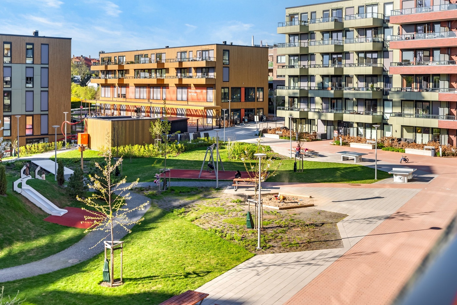 Påkostet utomhusanlegg i skjermet indre gårdsrom. Galleribilde