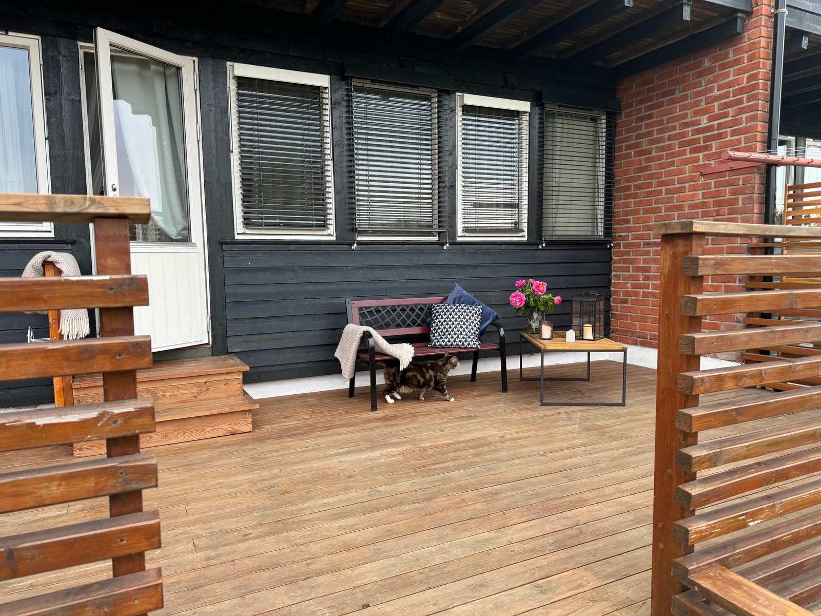 TERRASSE PÅ BAKSIDEN Galleribilde