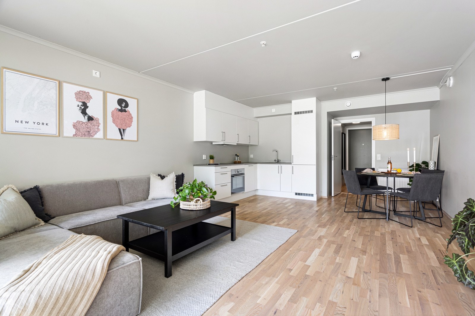 Nyere og påkostet leilighet i 1.etg. Med romslig terrasse og hagedel. Galleribilde