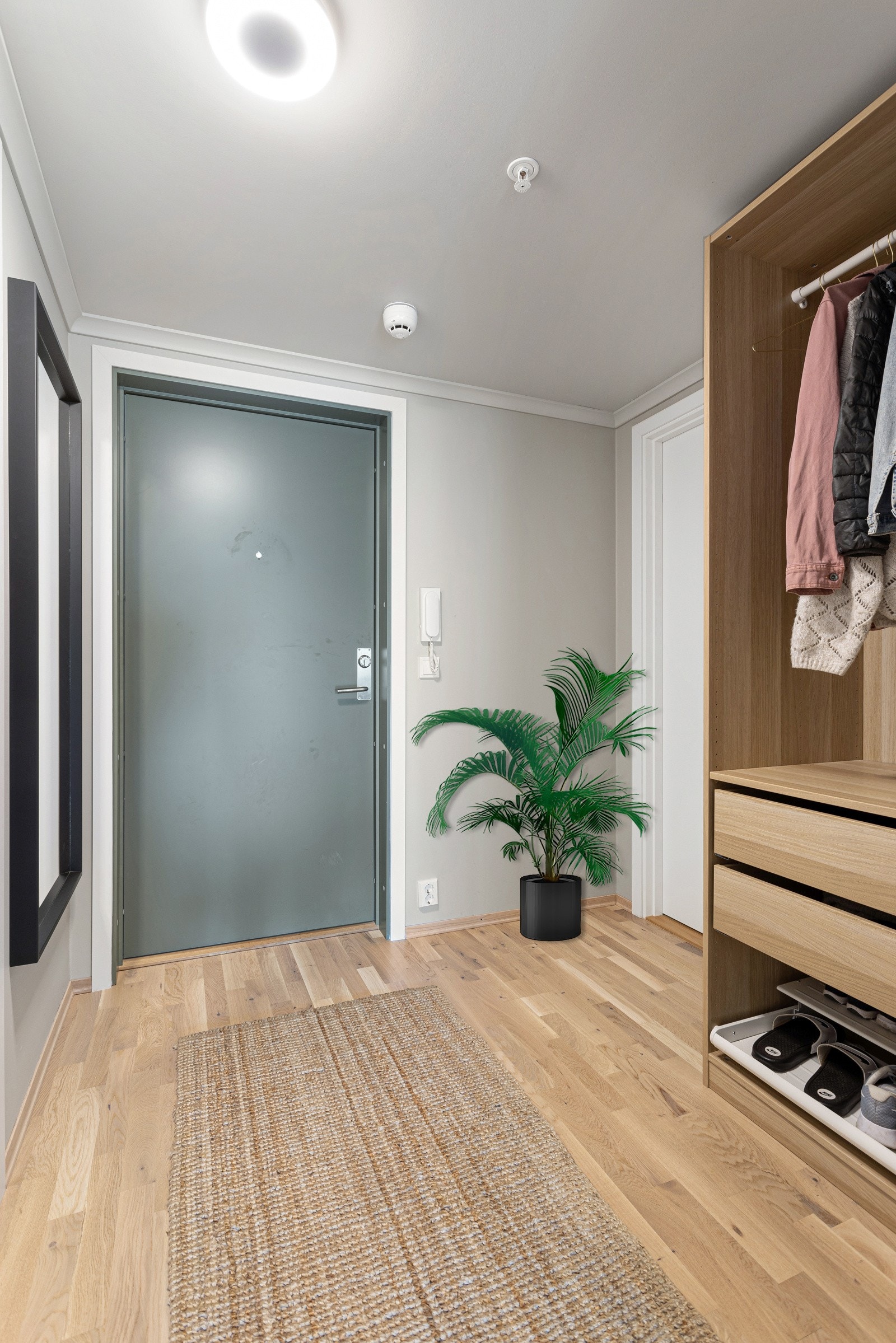 Det er en enkelt adkomst til leiligheten på første plan via felles trapperom. Galleribilde