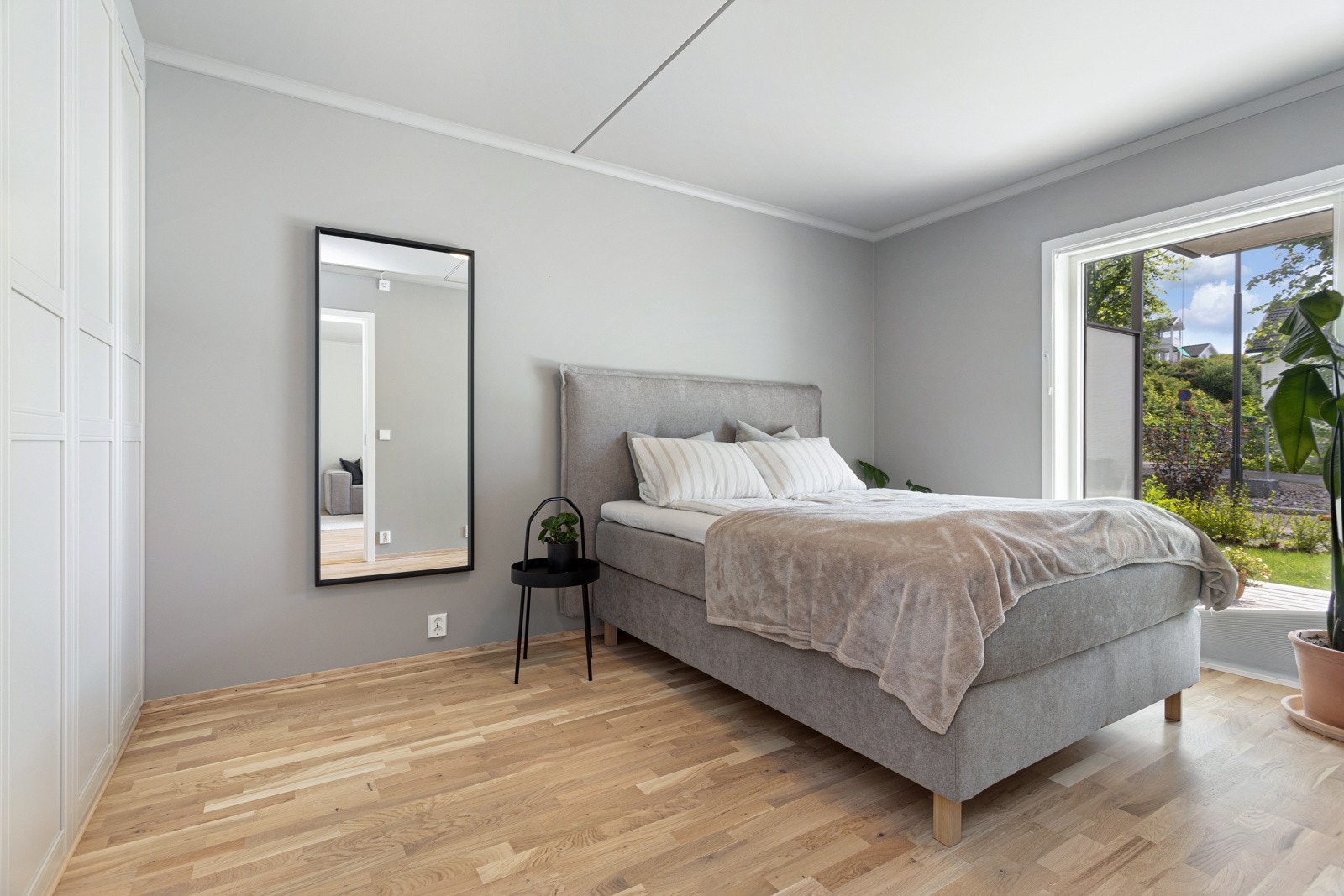 På hovedsoverommet har det blitt på påkostet et pent garderobeskap langs veggen med gode løsninger for lagring. Galleribilde