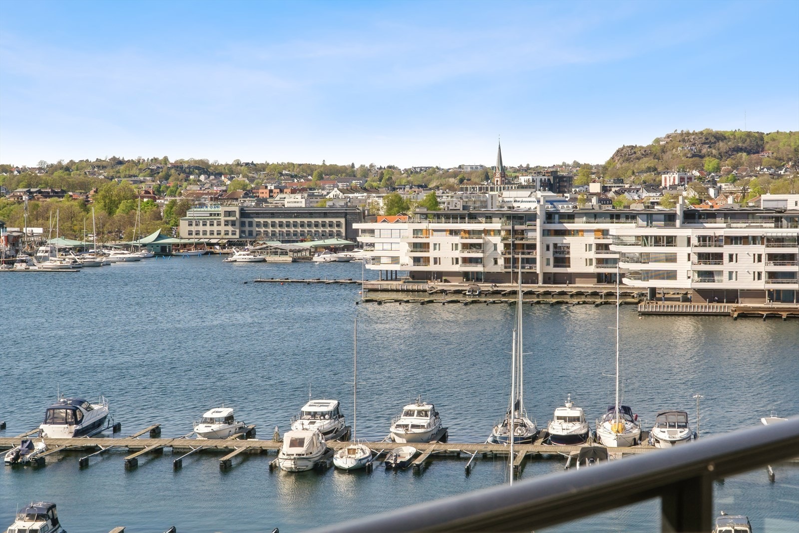 Virkelig flott utsikt over byen vår. Galleribilde