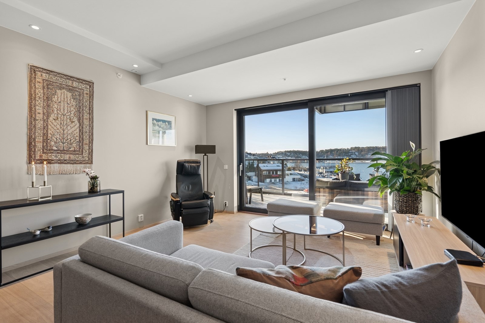 Store vindusflater mot vest. Galleribilde