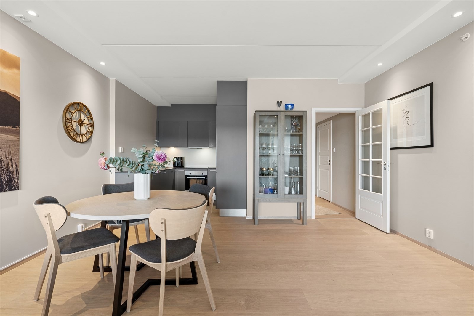 Glassdør fra entréen og inn i åpen stue-/kjøkkenløsning. Galleribilde