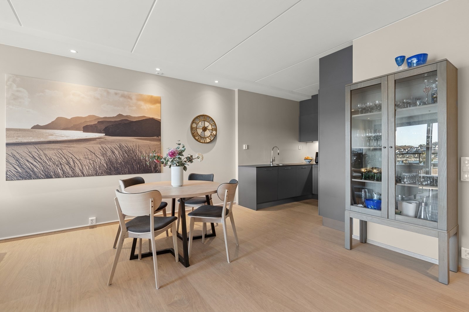 Naturlig og god spisestue-sone foran kjøkkenet. Galleribilde