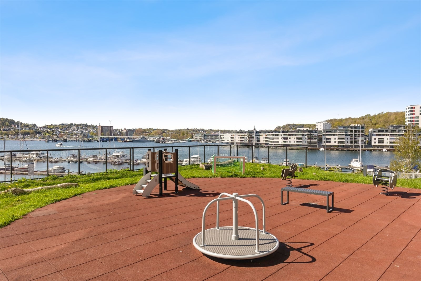 2 lekeplasser på sameiets tomt, grei utsikt i bakkant.. Galleribilde