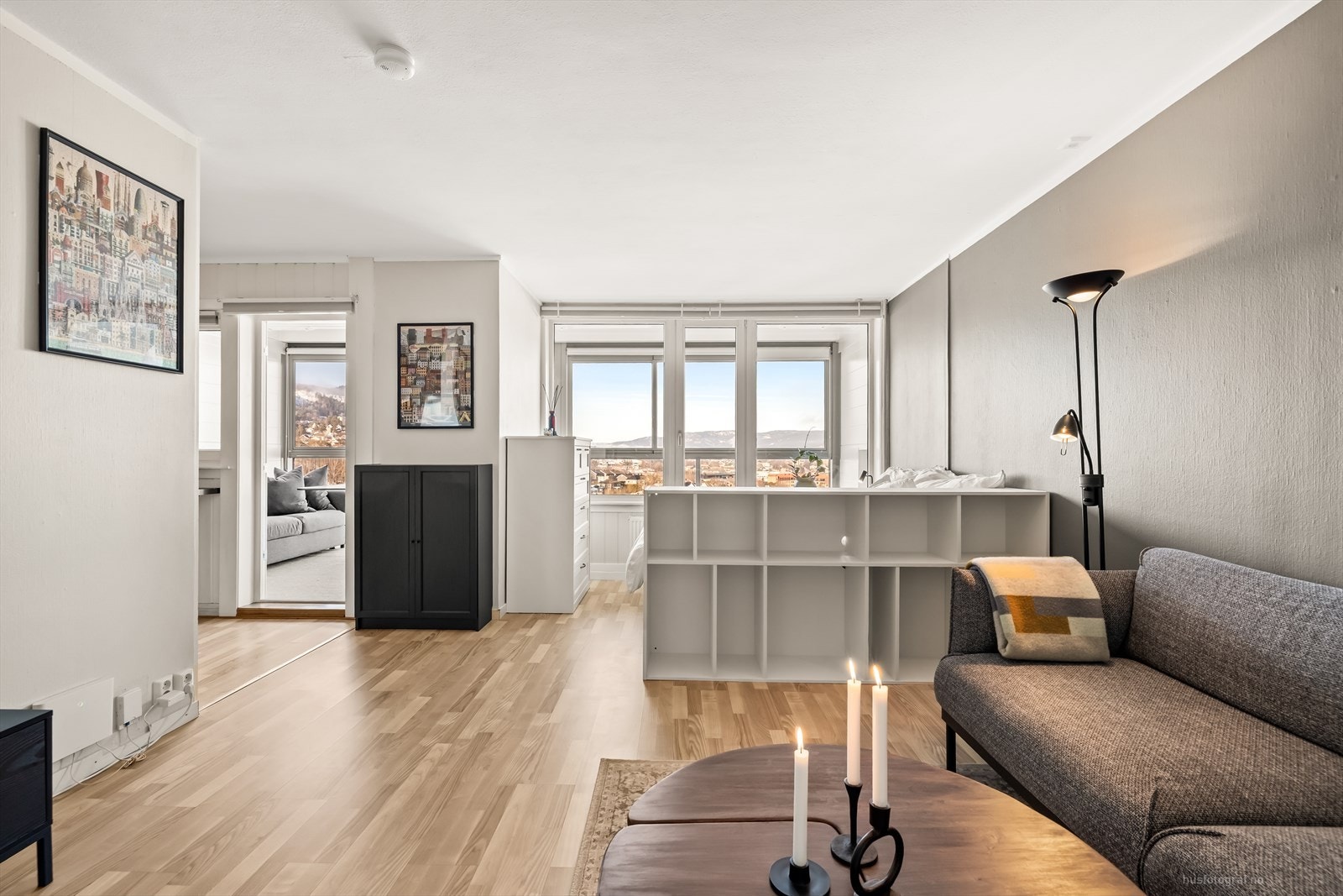 Det er store vindusflater som gir godt med naturlig lys Galleribilde