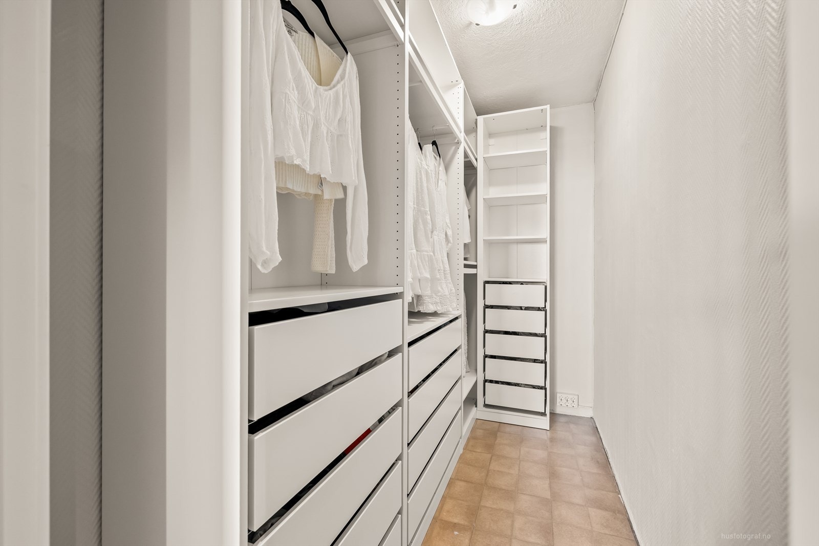 Pen garderobeløsning med godt med oppbevaringsplass Galleribilde