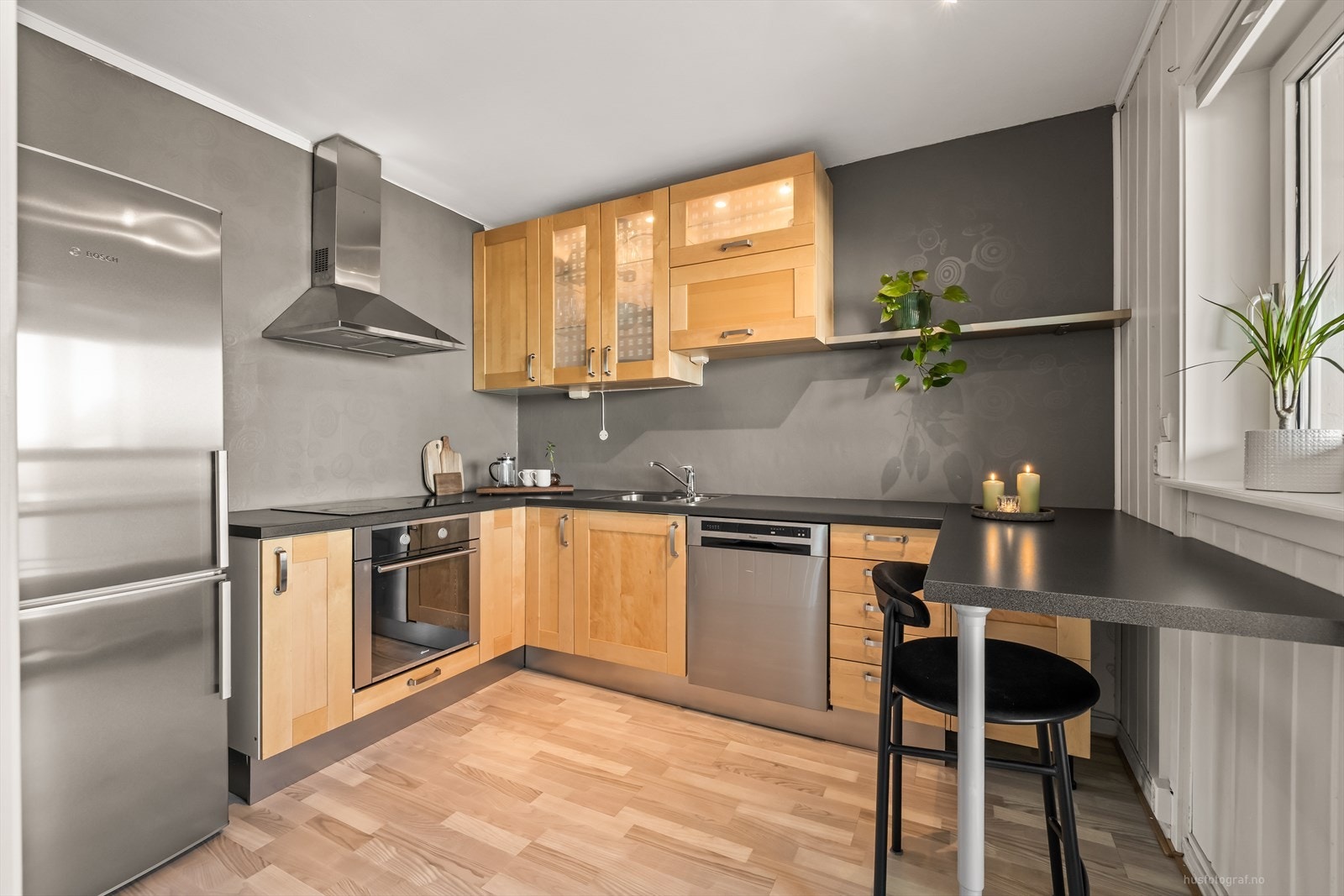 Pent kjøkken med profilerte fronter Galleribilde