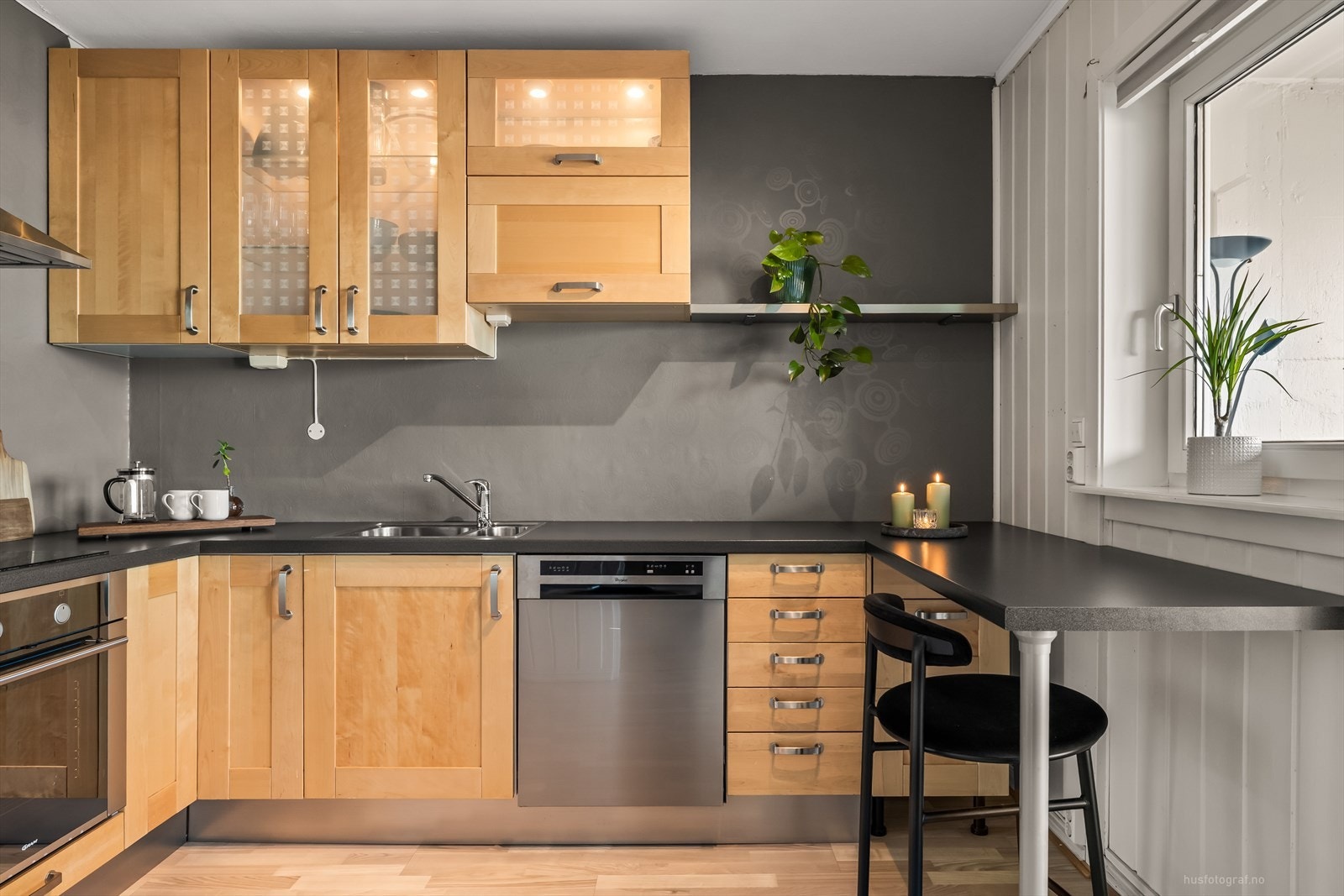 Det er praktisk barbenk løsning på kjøkkenet Galleribilde