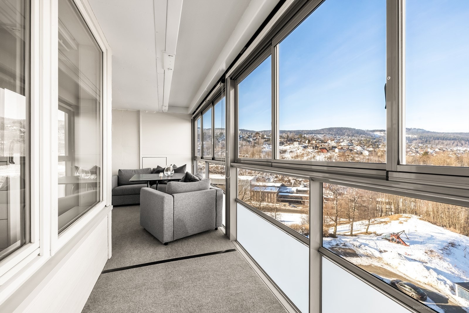 Her kan man nyte utsikten og en flott kveldssol Galleribilde